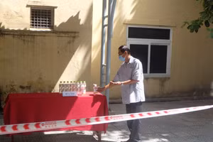 Người dân rửa tay sát khuẩn trước khi vào nhận gạo.