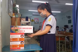 Học sinh Trường Tiểu học Bình Hoà (quận Bình Thạnh) sử dụng máy rửa tay sát khuẩn tự động của thầy giáo tự thiết kế. Ảnh minh hoạ