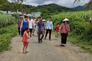 Người dân thôn Giàu Cả phản ánh việc trang trại lợn gây ô nhiễm môi trường.