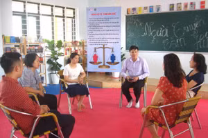 Các giảng viên trao đổi về Hành trình hỗ trợ nữ sinh dân tộc thiểu số.
