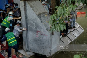 Cấu kiện bê tông cuối cùng được khớp nối vào tuyến kè Hồ Gươm sáng 20/8. Ảnh: Thế Đại