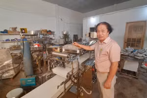  PGS.TS Trần Doãn Sơn bên chiếc máy phở đang hoàn thiện để xuất đi Nhật. Ảnh: TG