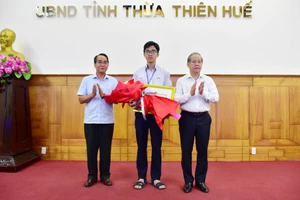 Ông Bùi Thanh Hà – Phó Bí thư thường trực Tỉnh ủy và ông Phan Ngọc Thọ - Chủ tịch UBND tỉnh Thừa Thiên – Huế tặng thưởng học sinh Hồ Việt Đức