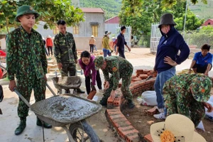 Các chiến sĩ cùng Đoàn thanh niên xã Chiềng Khương và giáo viên tham gia cải tạo trường lớp. Ảnh: Đồn Biên phòng Cửa khẩu Chiềng Khương
