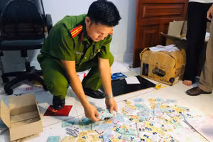 Cơ quan công an đang kiểm đếm thu giữ tang vật. Ảnh: Công an cung cấp