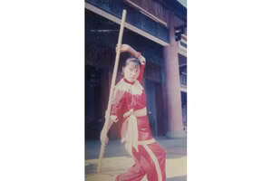 Tại Bảo tàng Quang Trung ở huyện Tây Sơn, tỉnh Bình Định, nữ võ sĩ Hồng Nhung múa thảo roi. Ảnh: Phanxipăng
