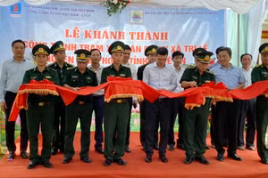 Các đại biểu cắt băng khánh thành công trình tài trợ