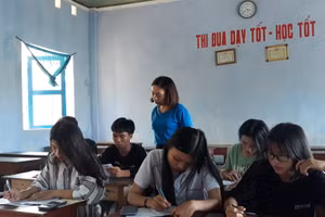 Lớp ôn tập thi tốt nghiệp THPT theo đối tượng HS tại trường THPT Lý Sơn (Quảng Ngãi)