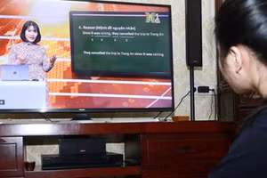 Học sinh Hà Nội học trực tuyến qua truyền hình. Ảnh minh họa