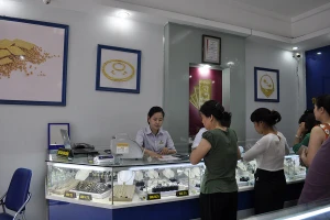 Giá vàng bán miếng SJC cũng có thời điểm đầu tuần tăng lên tới mức trên 58 triệu đồng/lượng, nhưng sau đó giảm dần xuống mức 56 triệu đồng/lượng.