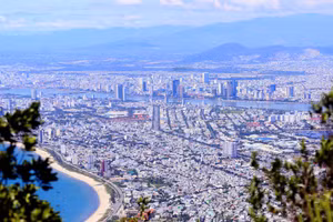 Một góc TP Đà Nẵng nhìn từ Bán đảo Sơn Trà. Hồi tháng 6, đầu tháng 7/2020 Đà Nẵng là điểm đến du lịch của hàng vạn du khách. Cuối tháng 7, dịch Covid-19 bùng phát khiến TP vắng bóng người.