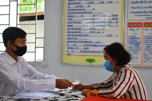 Trao tiền hỗ trợ gia đình chính sách khó khăn do dịch Covid-19 quận Bình Thủy, TP Cần Thơ.