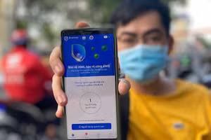 Người dùng cài đặt thành công ứng dụng Bluezone trên điện thoại thông minh. Ảnh: HOÀNG GIANG