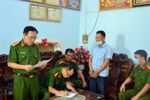 Cơ quan điều tra đọc lệnh bắt giữ Trương Ngọc Khởi. Ảnh: CAND