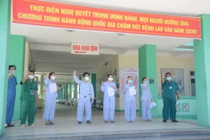 Các bệnh nhân xuất viện ngày 17/8 tại bệnh viện Phổi Đà Nẵng.