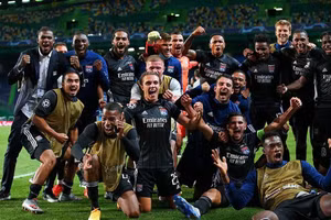 Lyon vào bán kết sau khi loại Manchester City.