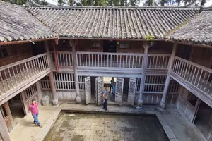 Đoàn công tác của huyện Đồng Văn kiểm tra thực trạng di tích.