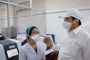 Chủ tịch UBND Tp. Đà Nẵng đến động viên ngành y tế tại bệnh viện Đà Nẵng