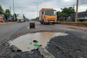 Một số đoạn trên tuyến đường vành đai phía Tây TP Buôn Ma Thuột bị hư hỏng.