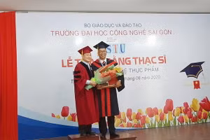 TS Trương Quang Mùi- Chủ tịch HĐQT Nhà trường trao bằng khen và bằng tốt nghiệp cho học viên Cao Phát Đạt đã có thành tích học xuất sắc nhất.
