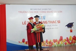 TS Trương Quang Mùi- Chủ tịch HĐQT Nhà trường trao bằng khen và bằng tốt nghiệp cho học viên Cao Phát Đạt đã có thành tích học xuất sắc nhất.