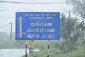 Biển chỉ dẫn đến khu di tích lịch sử quốc gia đặc biệt Chiến thắng Đắk Tô – Tân Cảnh.