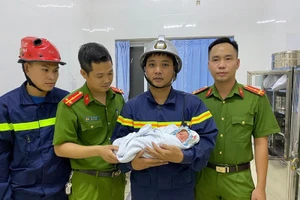 Cơ quan chức năng đã cứu thoát cháu bé. Ảnh: Vietnam net