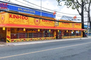 Một quầy hàng bánh Trung thu trên đường Nguyễn Trãi (quận Ninh Kiều).