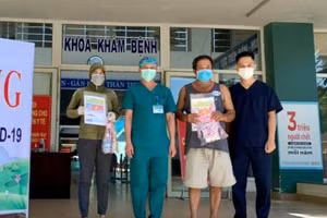 Các bệnh nhân Covid-19 tại Bệnh viện dã chiến Hoà Vang được công bố khỏi bệnh ngày 25/8. Ảnh: CDC Đà Nẵng