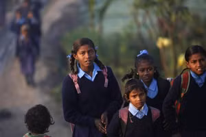 Nhiều nữ sinh Ấn Độ phải bỏ học vì con đường tới trường đầy nguy hiểm.