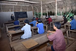 Lớp học văn hoá trong kháng chiến được mô phỏng lại ở khu di tích lịch sử địa đạo Củ Chi. Ảnh nguồn Internet
