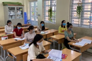 Cán bộ quản lý, giáo viên Trường Tiểu học Hoàng Văn Thụ tham gia tập huấn trực tuyến.