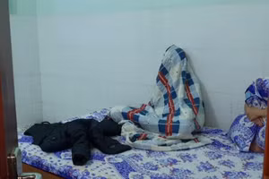 Các cô gái bán dâm bị bắt quả tang.