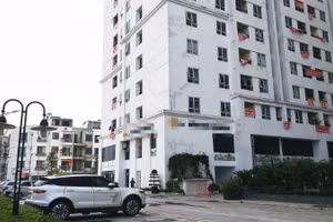 Không ít người dân chung cư bức xúc treo băng rôn phản đối việc chủ đầu tư tiền hậu bất nhất về quỹ bảo trì. 