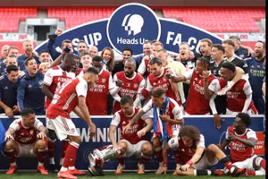 Aubameyang từng khiến đồng đội “mắt tròn mắt dẹt” khi đánh rơi cúp FA. 