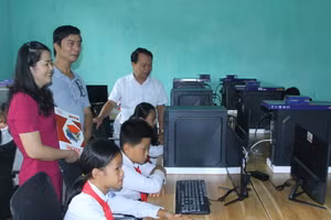 Đại diện Báo Giáo dục & Thời đại cùng Lãnh đạo UBND huyện Tràng Định và Phòng GD&ĐT huyện Tràng Định bàn giao, tiếp nhận phòng máy tính cho điểm trường Pò Khảo - Trường Tiểu học và THCS xã Tân Minh, huyện Tràng Định, tỉnh Lạng Sơn. Ảnh: Việt Hà