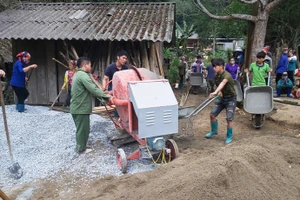 Người dân xã Côn Minh (huyện Na Rì) tham gia làm đường nông thôn mới