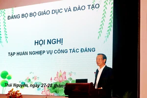 Đồng chí Phạm Ngọc Thưởng, Bí thư Đảng bộ, Thứ trưởng Bộ Giáo dục và Đào tạo phát biểu chỉ đạo tại Hội nghị 