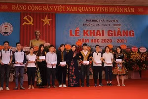 Bí thư Tỉnh ủy Thái Nguyên Nguyễn Thanh Hải tặng quà cho các em sinh viên có hoàn cảnh khó khăn đến từ miền Trung.