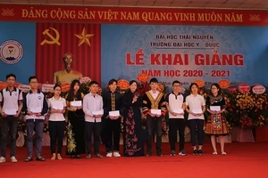 Bí thư Tỉnh ủy Thái Nguyên Nguyễn Thanh Hải tặng quà cho các em sinh viên có hoàn cảnh khó khăn đến từ miền Trung.