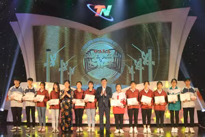 Ông Vũ Duy Hoàng, Trưởng Ban Tuyên giáo Tỉnh ủy Thái Nguyên tặng hoa cho các đội tham dự chương trình gala