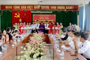 Bà Lê Na, Phó trưởng Phòng GD&ĐT thành phố Sông Công trao quyết định công nhận và phần thưởng cho các giáo viên đạt giải