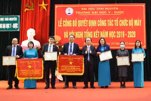 PGS.TS Nguyễn Tiến Dũng, Hiệu trưởng nhà trường trao Cờ thi đua và Bằng khen của Bộ GD&ĐT cho các tập thể xuất sắc.