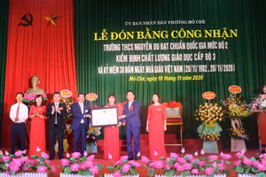 Ông Hoàng Thái Cương, Bí thư Thành ủy Sông Công trao Bằng công nhận trường đạt chuẩn Quốc gia mức độ 2 của UBND tỉnh Thái Nguyên cho trường THCS Nguyễn Du