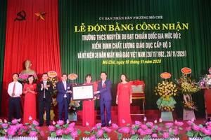 Ông Hoàng Thái Cương, Bí thư Thành ủy Sông Công trao Bằng công nhận trường đạt chuẩn Quốc gia mức độ 2 của UBND tỉnh Thái Nguyên cho trường THCS Nguyễn Du