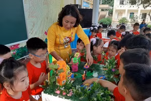 Học sinh Trường Tiểu học Bình Thuận hoạt động trải nghiệm theo góc sở thích “Lắp ghép mô hình gia đình hạnh phúc”.