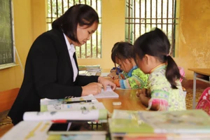 Bao năm, cô giáo Nông Thị Thìn vẫn cần mẫn rèn từng nét chữ để tạo hành trang cho các con bước vào đời.