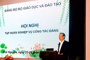 Đồng chí Phạm Ngọc Thưởng, Bí thư Đảng bộ, Thứ trưởng Bộ Giáo dục và Đào tạo phát biểu chỉ đạo tại Hội nghị 
