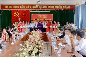 Bà Lê Na, Phó trưởng Phòng GD&ĐT thành phố Sông Công trao quyết định công nhận và phần thưởng cho các giáo viên đạt giải