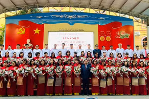 Tập thể cán bộ giáo viên, nhân viên nhà trường trong lễ kỷ niệm.